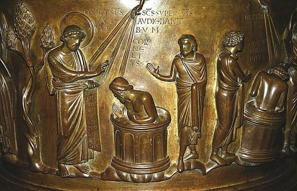 San Pietro amministra il battesimo al centurione romano Cornelio, fonte battesimale di Renier, 1112 ca., Liegi, Chiesa di san Bartolomeo